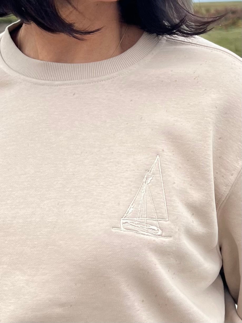Signature Sailboat – Embroidered Organic Cotton Sweatshirt – Sand